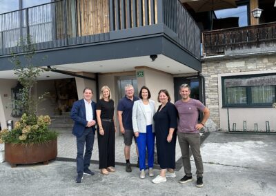 Wirtschaftliche Impulse im Bezirk Kitzbühel: Hotelmodernisierung und kreative Medienproduktion